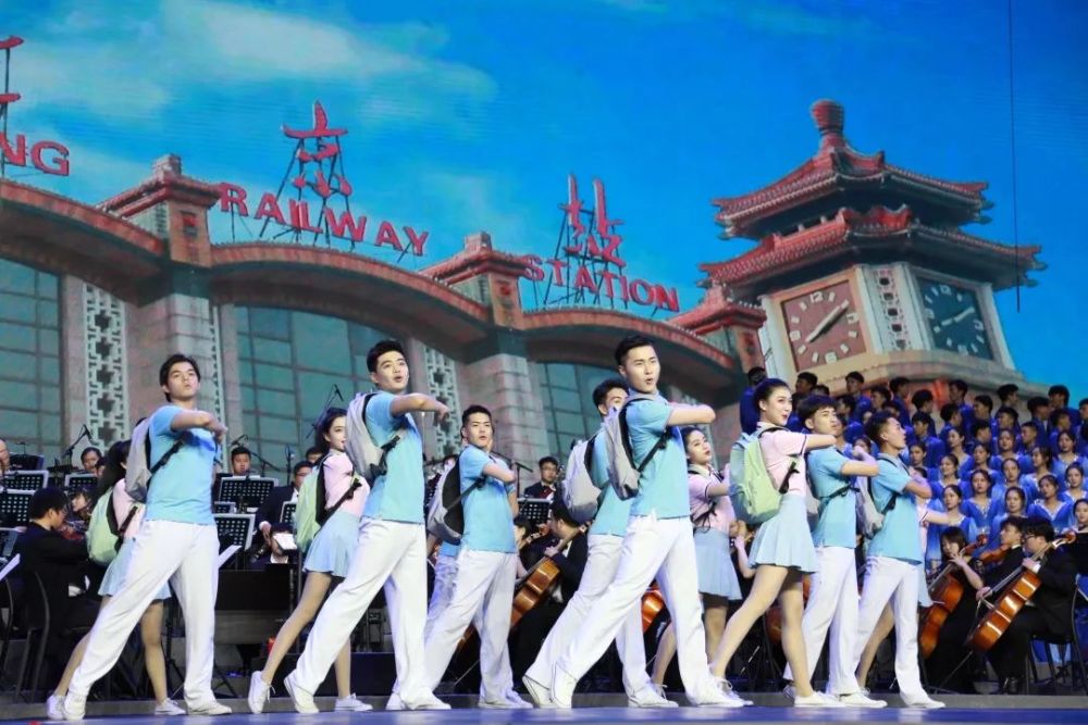 大连艺术学院原创音乐剧《追梦青春》在人民大会堂火热上演