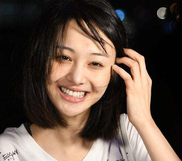 为满足粉丝要求郑爽在线卸妆,离开美颜滤镜晒出素颜,网友认不出