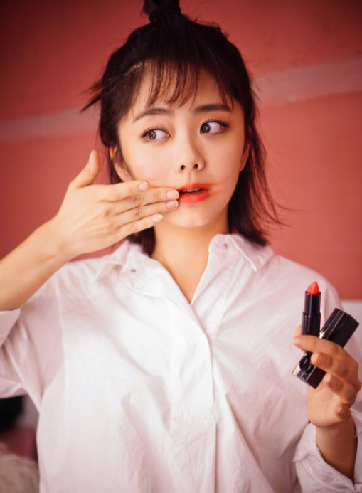 都说谭松韵娃娃脸像18岁少女,却因一双手暴露出"真实年龄"!