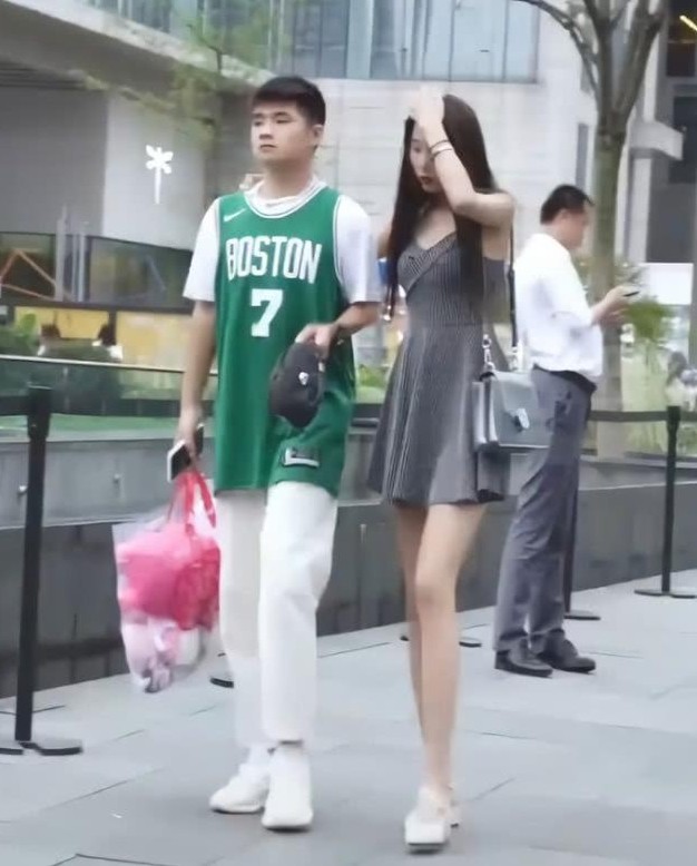 身高一样的情侣,小哥哥的腿长却是女朋友的1/2,也是绝