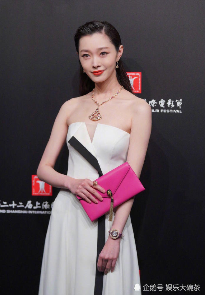 宋轶也改风格?湿发背头霸气侧漏,想活在精修图里却不如生图真实