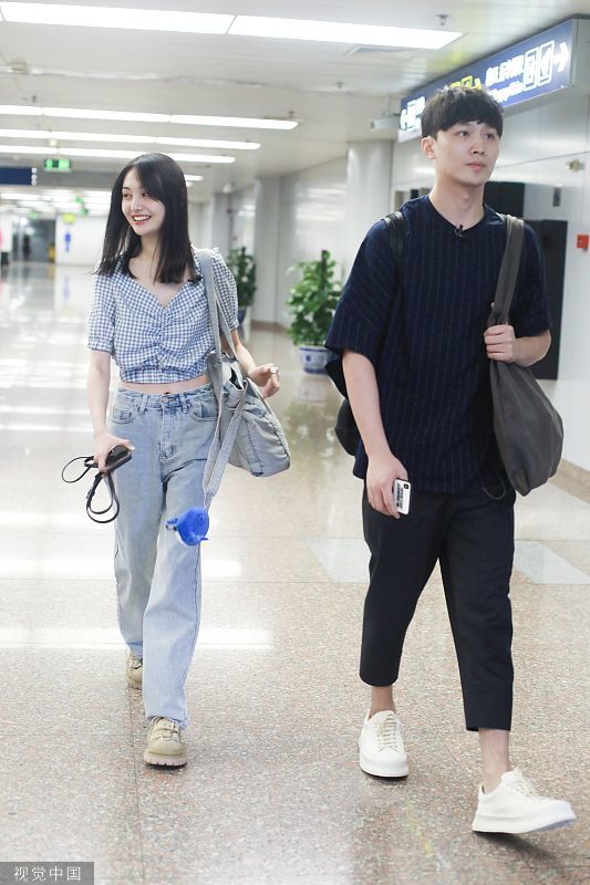 郑爽示爱男友后合体撒狗粮,罕见露蛮腰性感变小女人