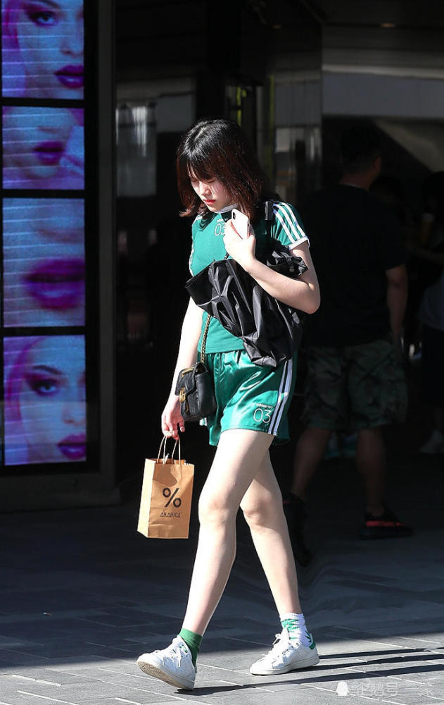 三里屯美女夏季短裤 越短越好看