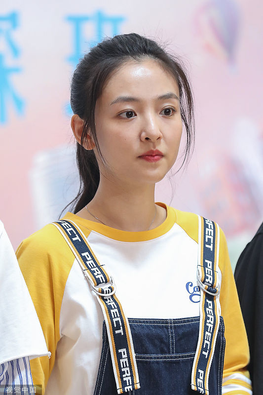 27岁吴倩学生装现身,清新脱俗,曾是武大校花