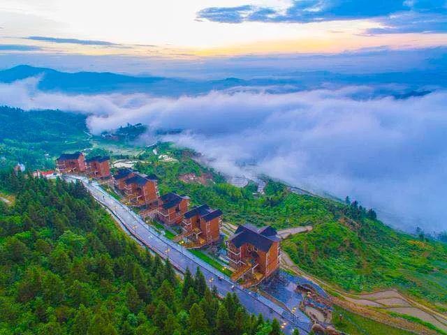 云端梯田"星空云舍"就建在山背花瑶梯田之上,由雪峰山旅游公司建设.