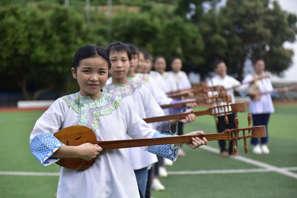 老师在教学生弹唱侗族琵琶歌