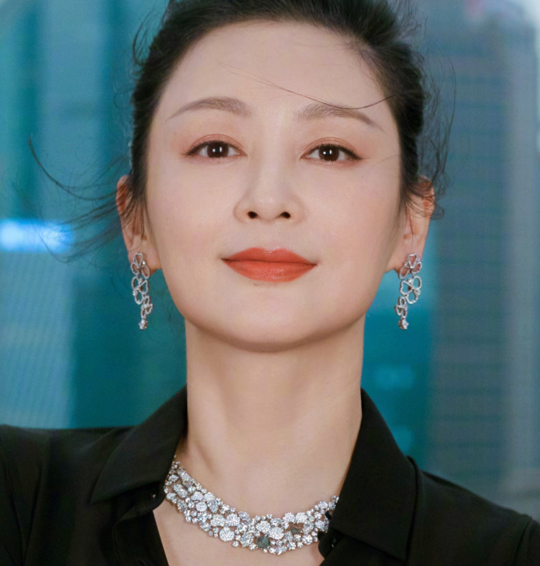 陈红新写真五官美艳似少女,一举动暴露真实年纪,网友