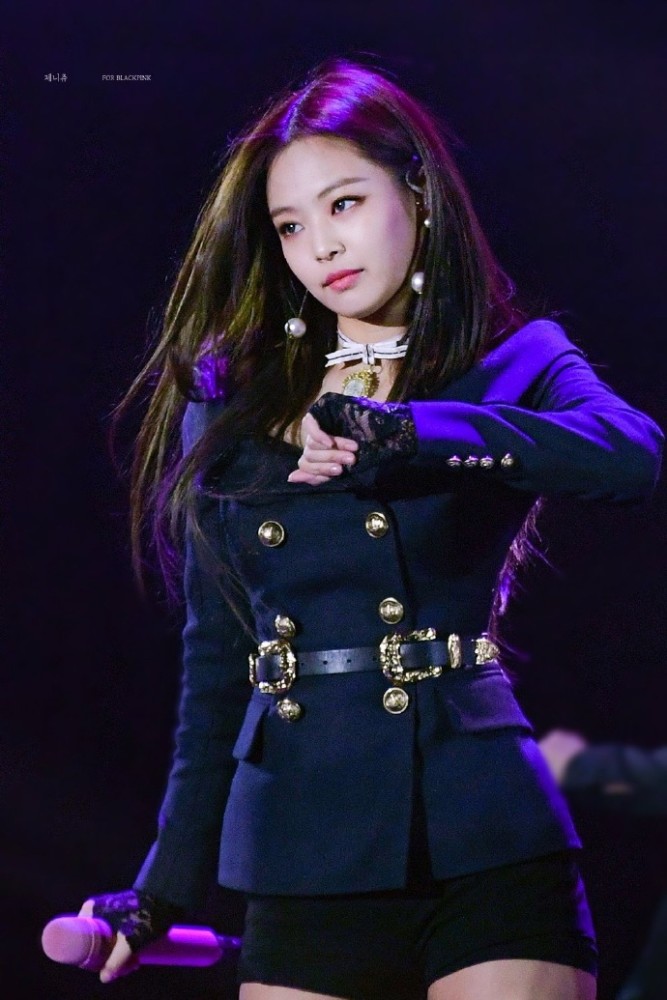 jennie太飒了!黑色制服称霸全场,眼神都是戏,迷人又可爱