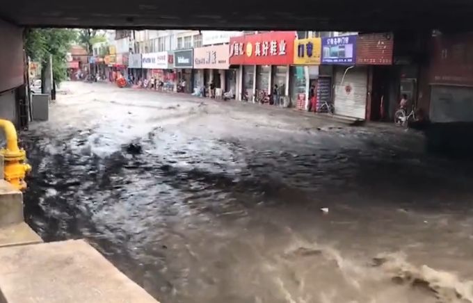 保定突发暴雨,小轿车被冲走