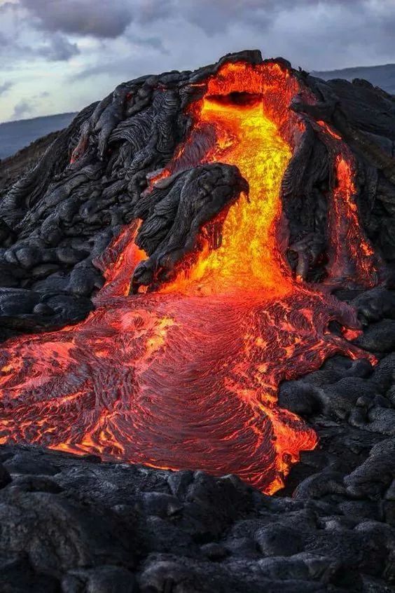 火山岩浆喷发, 谁敢靠近?