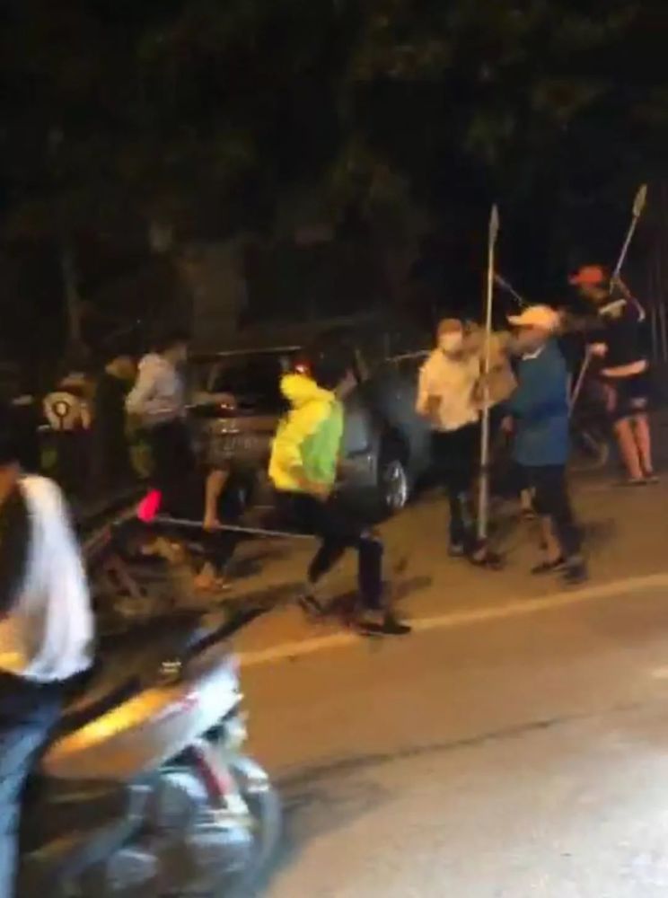 在网友上传的视频中可以看到,一群骑着助力车的年轻人与一辆长城suv在