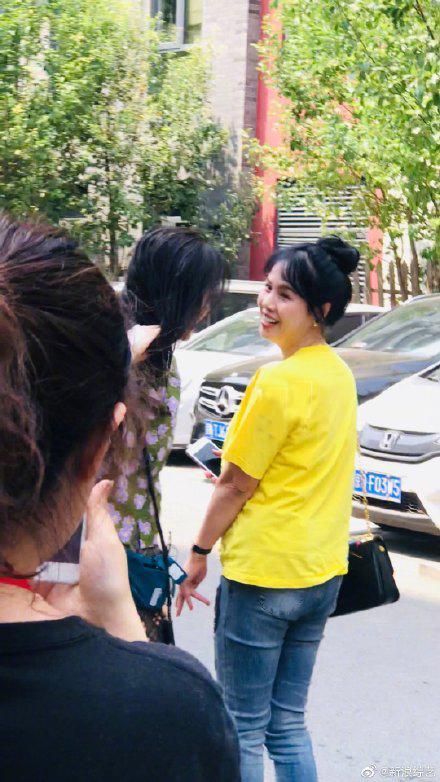 郑爽带妈妈录综艺又上热搜,一天5次上榜的她,想当内地