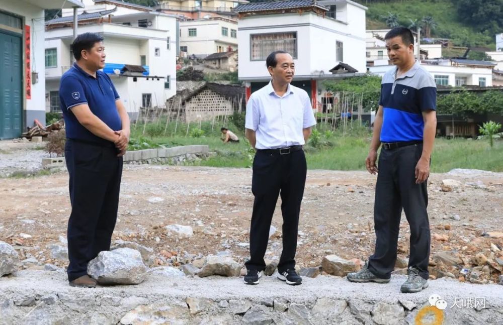 黄光华到天峨县调研脱贫攻坚工作