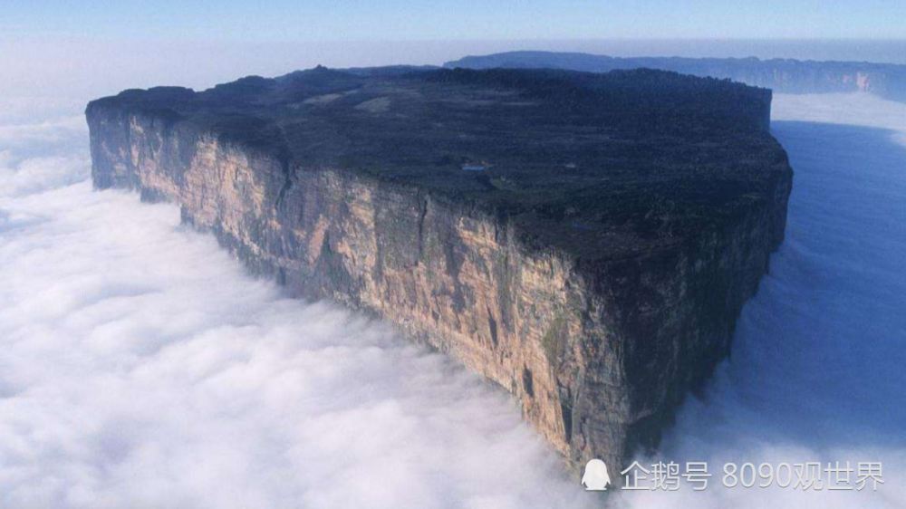 全球最特别的山,山顶一马平川,全年雨水不断,瀑布更是世界奇观