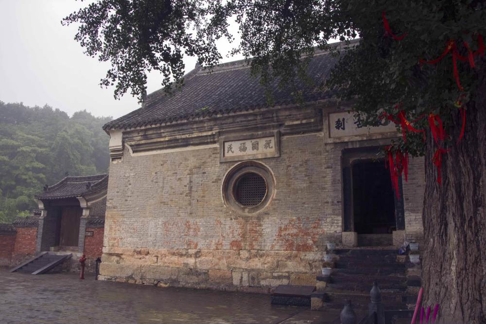李说一出联之描写深山古寺,隐没在草丛中的上联:断碑残刹隐荒草