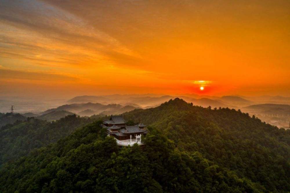 李说一出联之描写深山古寺,隐没在草丛中的上联:断碑残刹隐荒草