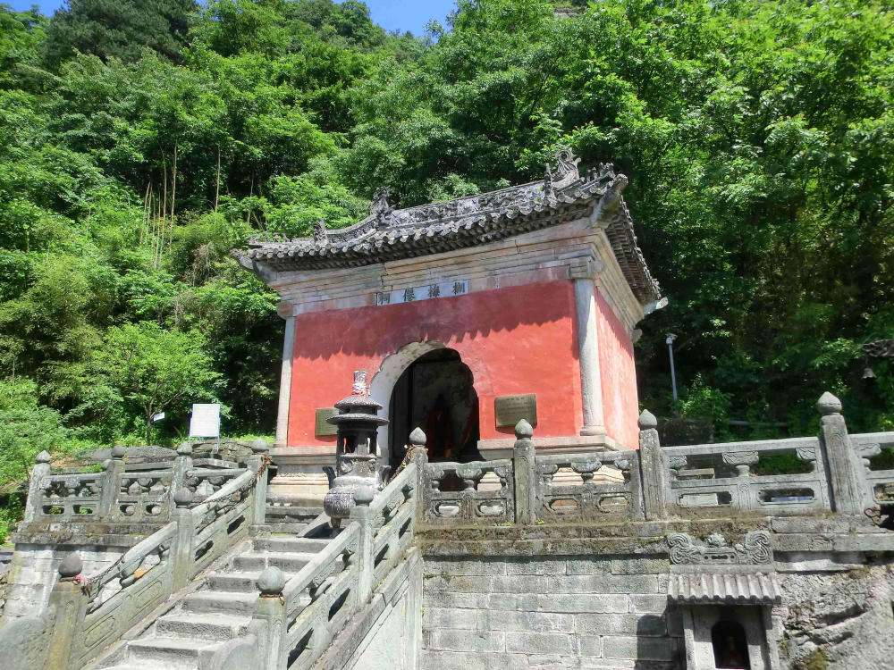 武当山乌鸦岭到金顶的两条神道