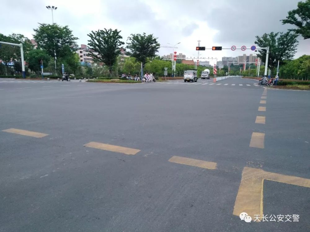 (图三) 二,非机动车禁驶区标线(图四)