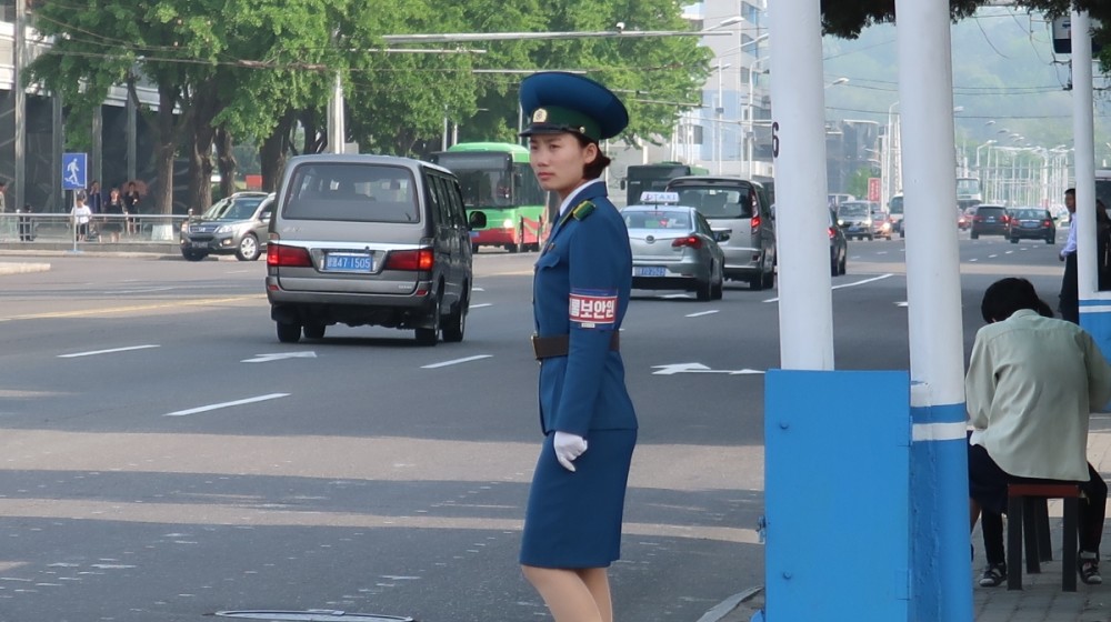 图为平壤街头一名眉清目秀的女交警,女交警身材很好.