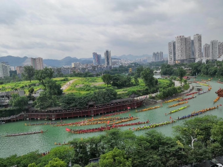 铜仁碧江 交通: 铜仁市碧江区位于贵州省东北部,东邻湖南,北接湖北和