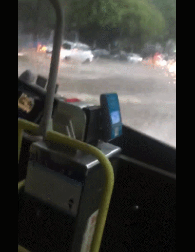 另一边,武汉公交车司机们则仍旧自如而又惬意地运送着乘客: 据时间