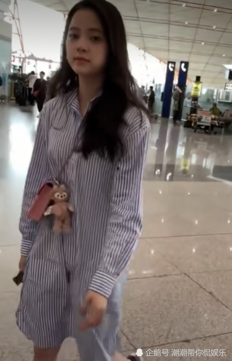 欧阳娜娜终于瘦了,衬衫穿出宽松男友版,我饿仨月也没这效果!