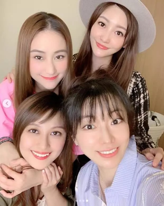 赌王女儿何超莲曝自拍近照 获爱情滋润被赞似未满18