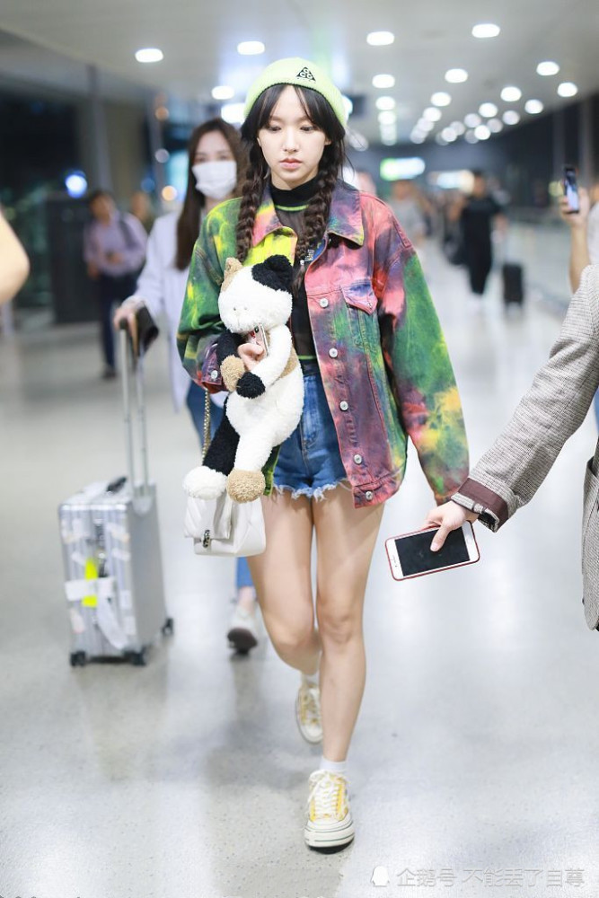 终于减肥成功了?程潇机场照一双腿又直又细,大象腿变竹竿腿了