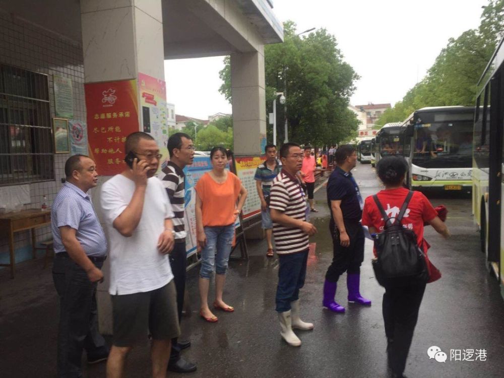 新洲区交通运输局紧急调度应急公交车运送中考学生