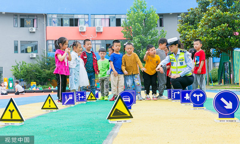 江苏南通:幼儿园学生上"交通安全课"