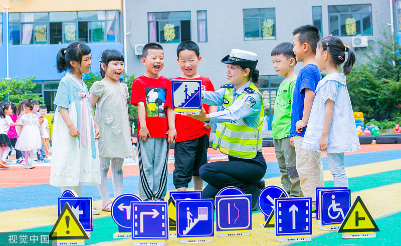 江苏南通:幼儿园学生上"交通安全课"