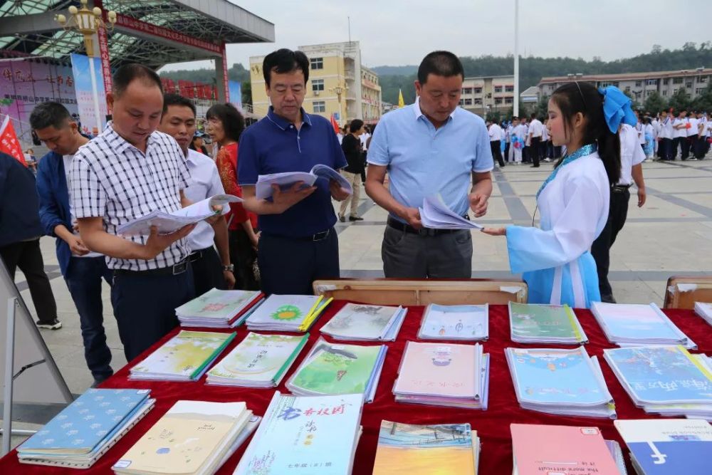 黄陵县桥山中学举行第二届校园文化艺术节暨书香校园成果展示会