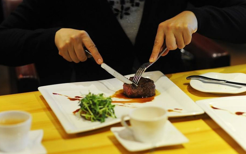 去西餐厅吃饭,隔壁桌走了半小时却没人收拾,经理一句话点明缘由