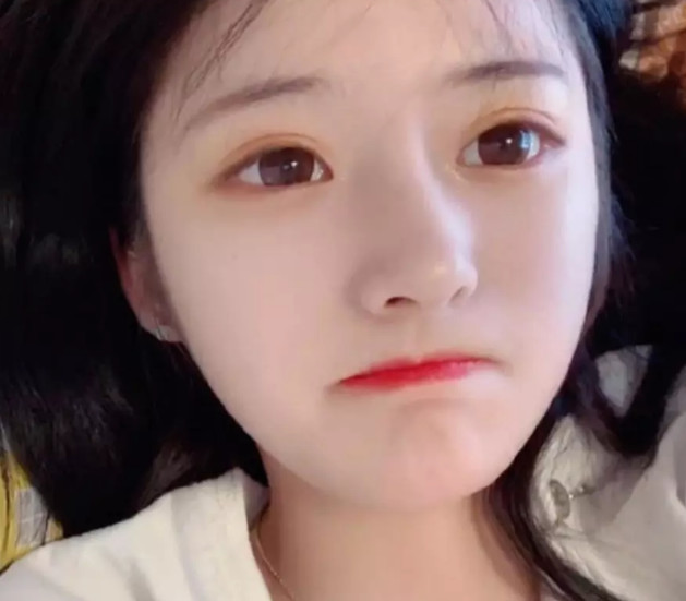套路璐终于晒自拍了,看到她化妆正面照,网友:难怪王乐乐喜欢她