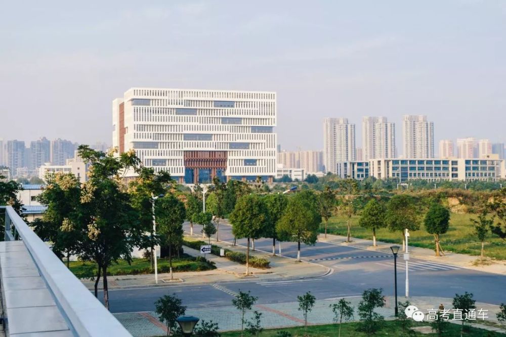 学校介绍:武汉理工大学是首批列入国家"211工程"重点建设的教育部