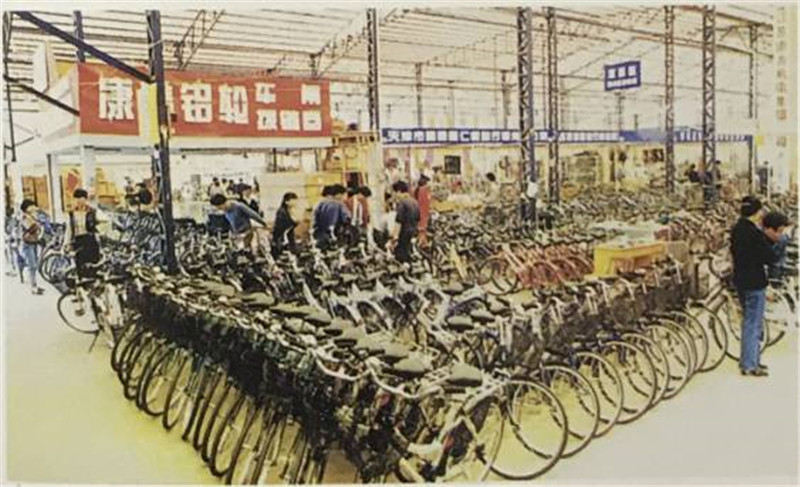 杭州的自行车大卖场,自行车逐渐成为人们的代步工具.