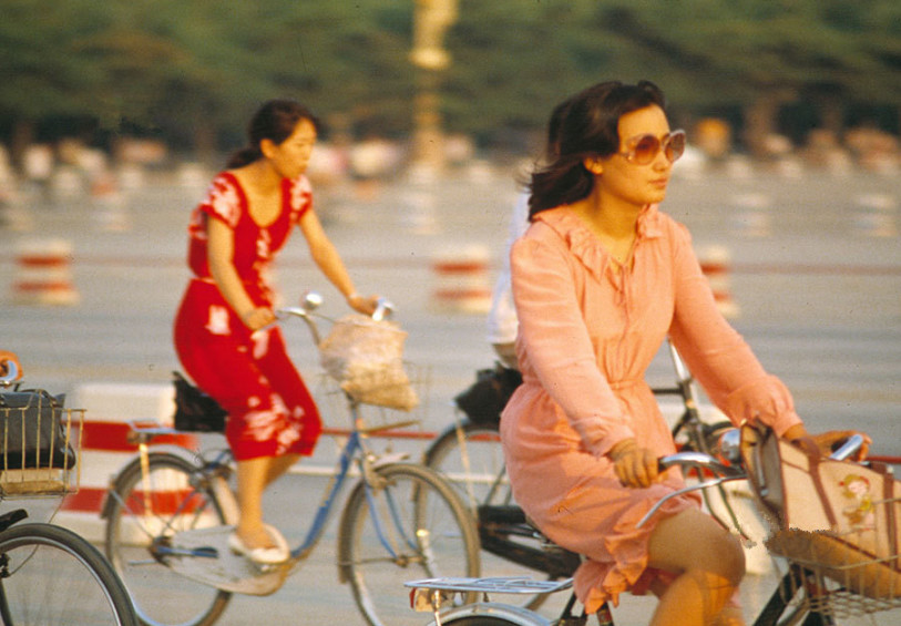 上个世纪八十年代末,九十年代初东北的年轻女性,穿着流行的服饰出行