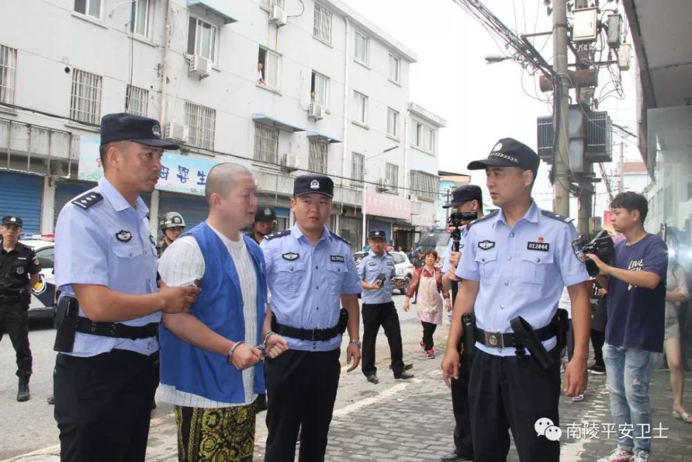 扫黑除恶#专题:南陵警方押解涉恶犯罪嫌疑人公开指认现场