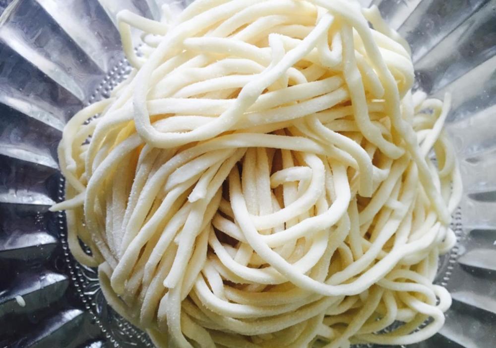 做豆角焖面用干面条还是湿面条?掌握一个技巧,焖面劲道又入味