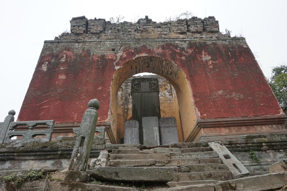 为"御制大岳泰和山龙宫之碑",碑文介绍了五龙宫地理位置及历史等