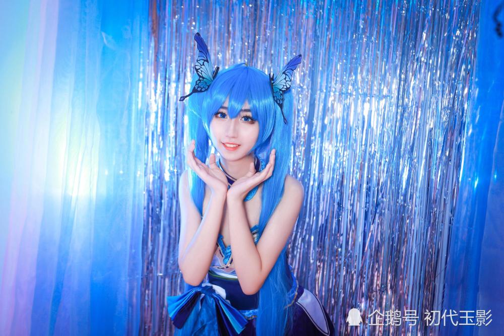 cosplay初音未来:一个随心所欲双马尾蓝色头发的萌妹