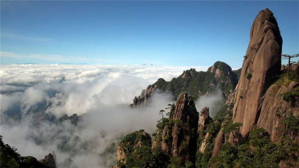 有着丰富资源和优美风景的地方,在这里有一座山非常的有名,那就是庐山