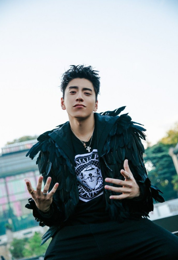 王大陆身穿黑色羽毛夹克搭配黑色长裤,化身黑天使,酷帅有型