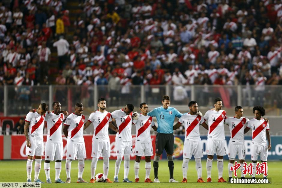 全球赛场为巴黎恐袭遇难者默哀