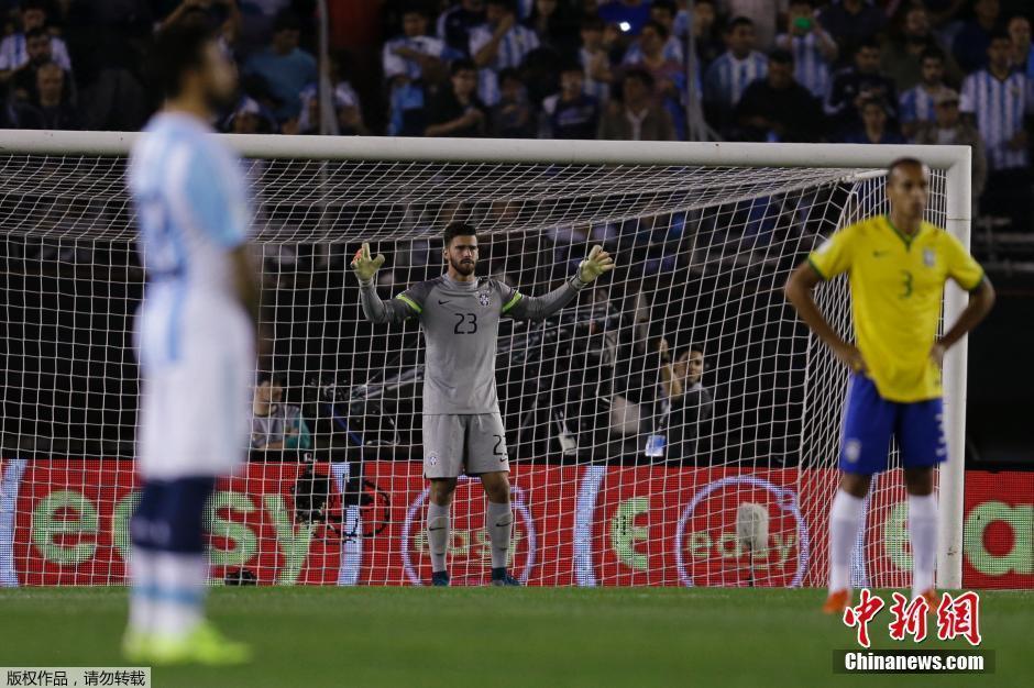 全球赛场为巴黎恐袭遇难者默哀