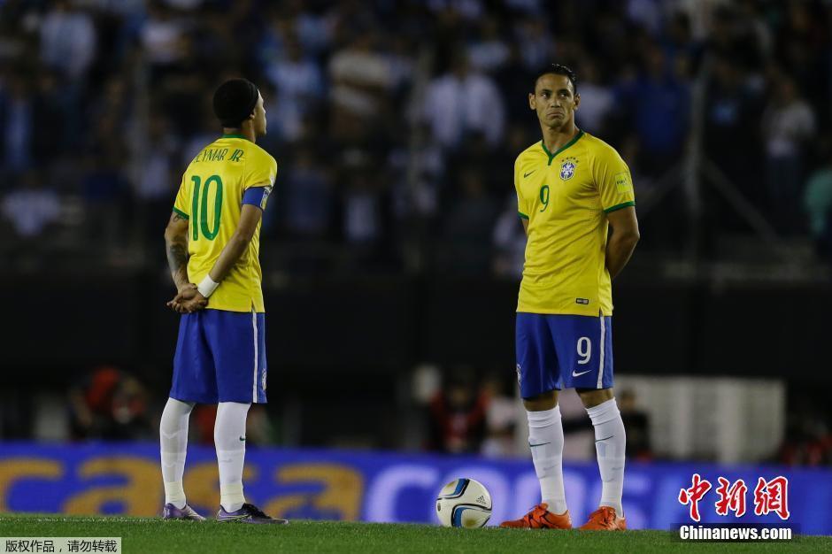 全球赛场为巴黎恐袭遇难者默哀