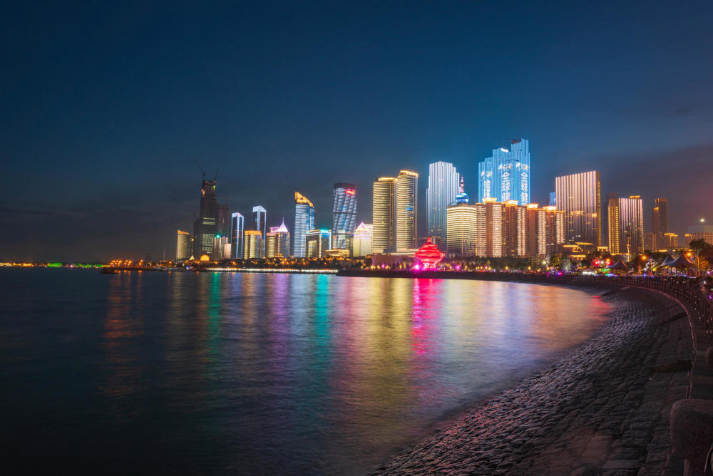 青岛五四广场的夜景灯光秀,璀璨灯光扮靓岛城,已成网红景点