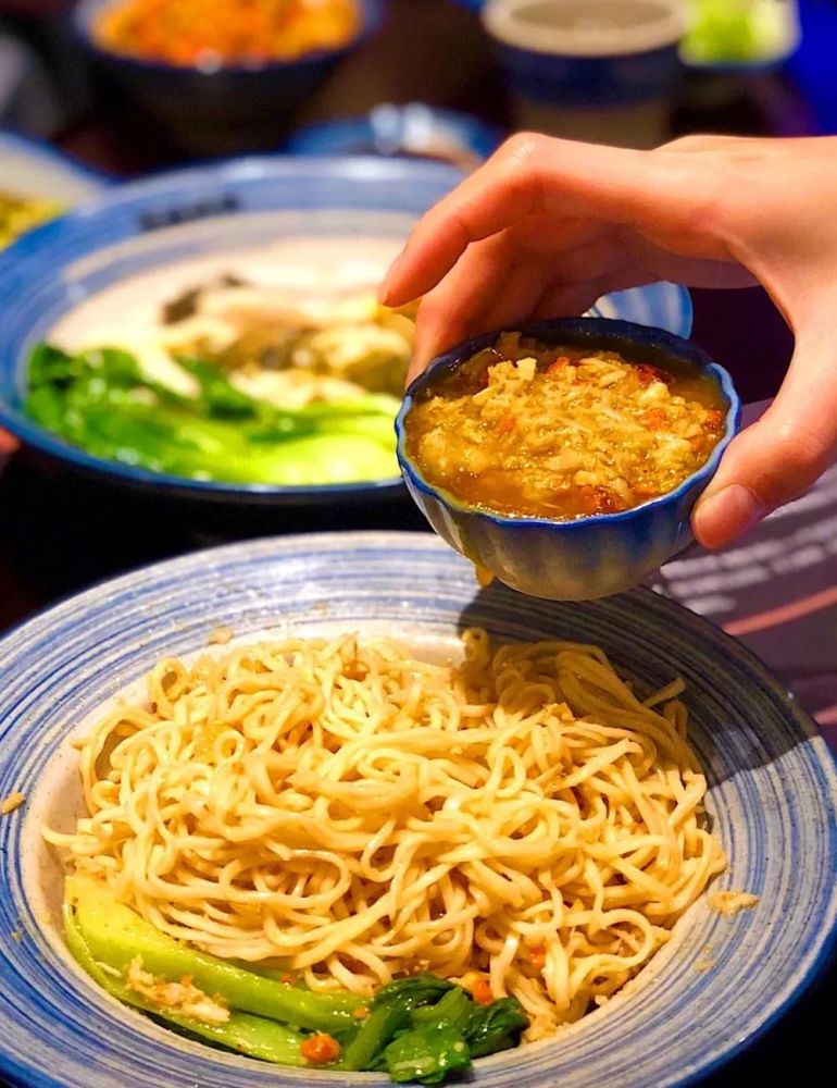 蟹黄拌面 把一整碗蟹粉倒入拌面里,充分搅拌均匀,蟹黄的浓香随着滑溜