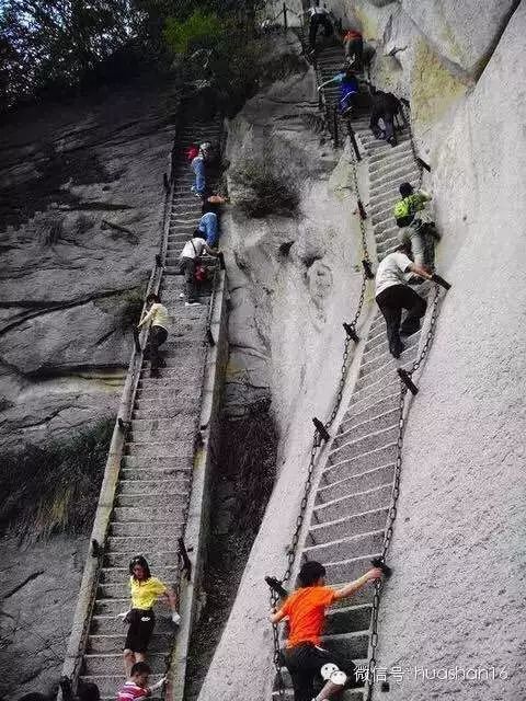 飞龙梯是智取华山路上的一段险道,由于道路险峻,旁边已经修建复道