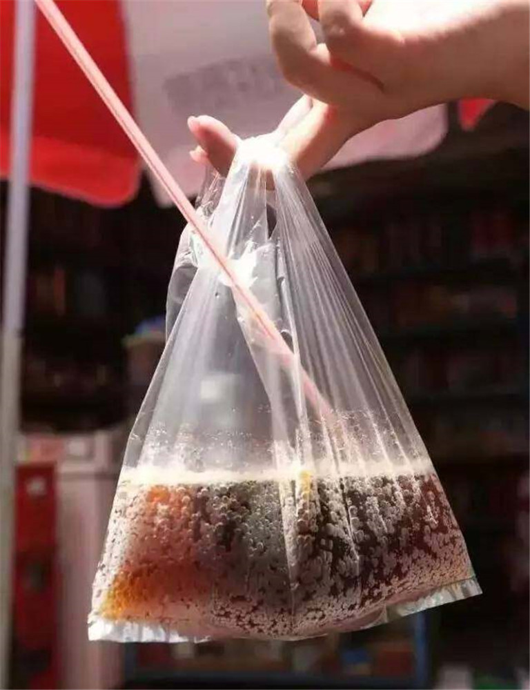 袋装饮料,那时候饮料对于我们来说可是很奢侈的,所以出现了这种袋装的